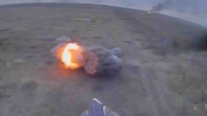 ukrajinski oklopni transporter btr 4 dok je bezao od drona eksplodirao u sopstvenom minskom polju