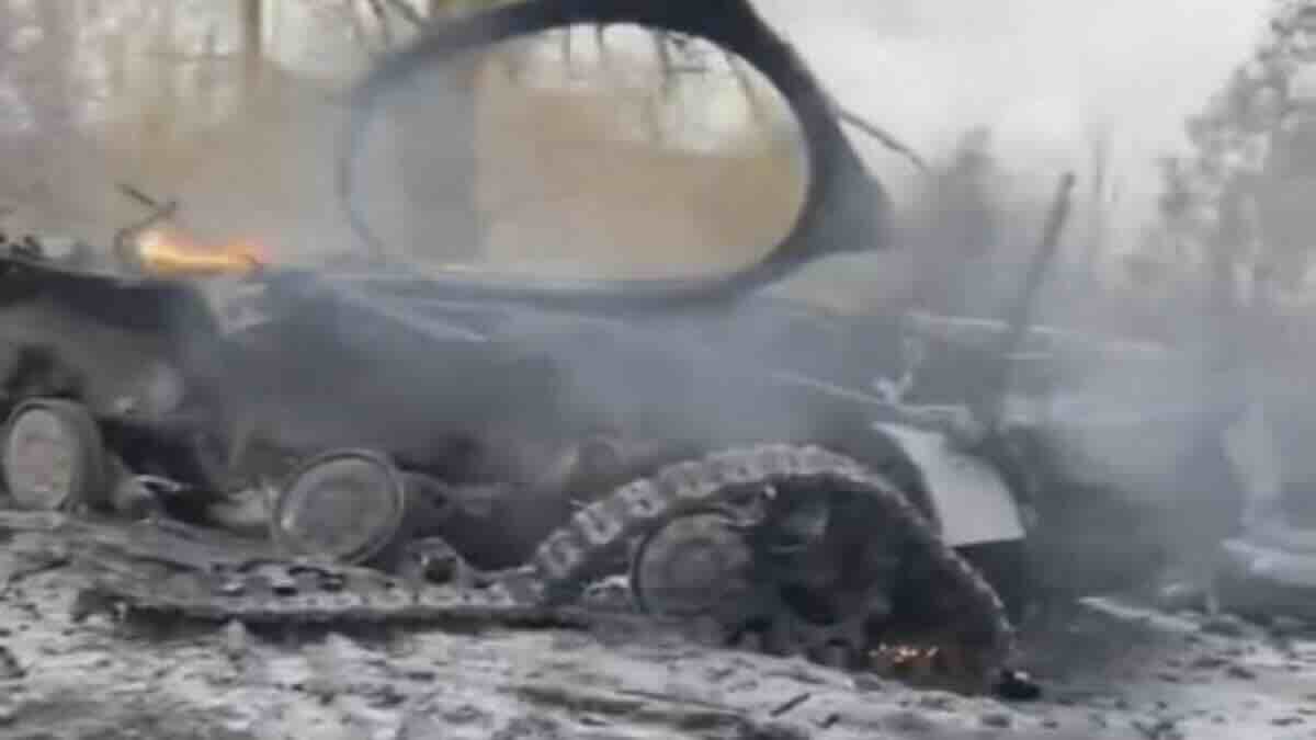 ukrajinski tenk t 64bv unisten usled dejstva lutajuce municije lancet