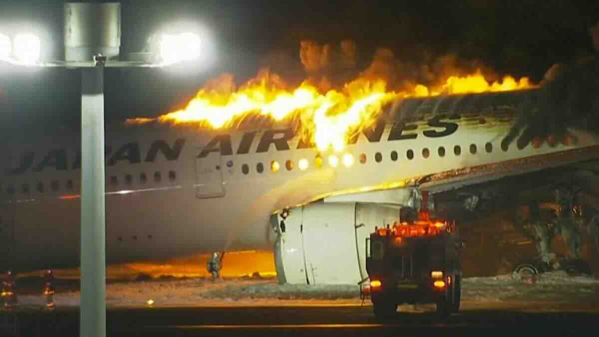 avion japan airlines a se sudario sa avionom obalske straze i izgoreo ljudi beze iz zapaljenog aviona