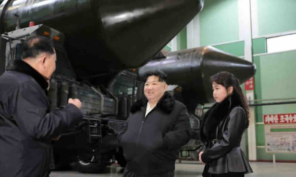 kim sa ćerkom pregleda fabriku u kojoj se proizvode komponente za raketne sisteme; januar 2024