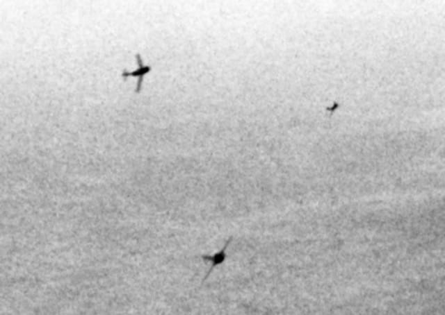 migovi u desnom ostrom zaokretu napadaju bombarder. tipicna borbena situacija