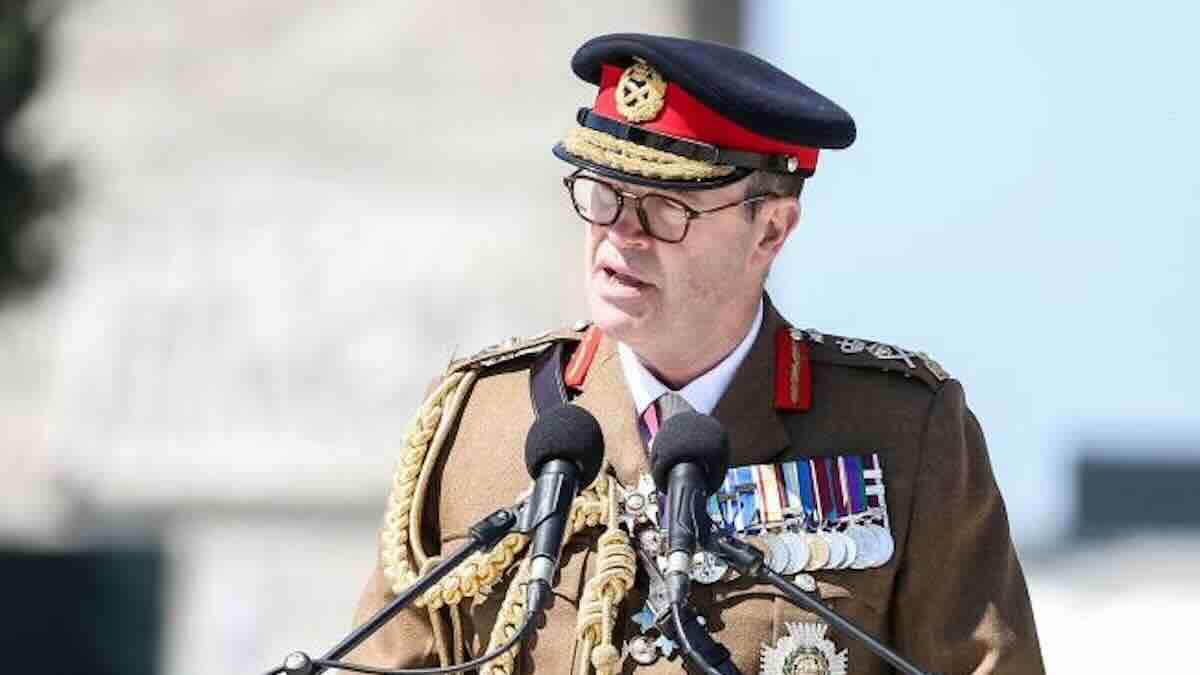 nacelnik britanske vojske saopstio gradanima da se pripreme za opstu regrutaciju za kralja i naciju