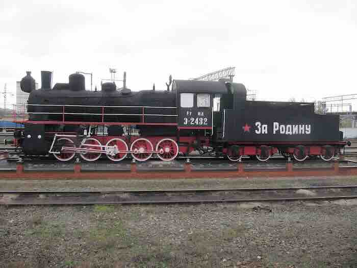eŠka lokomotiva spomenik na stanici saratov ii