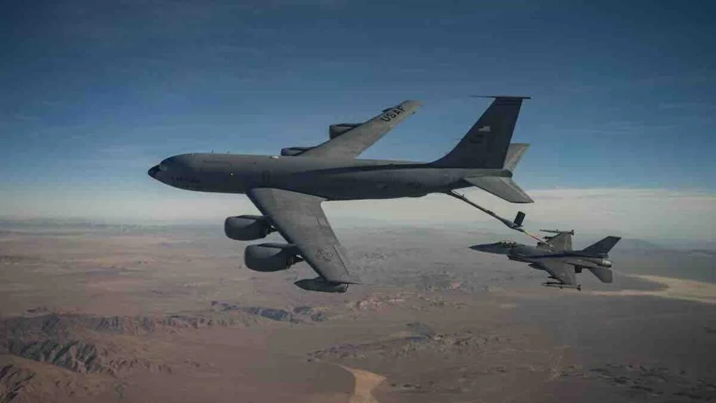 kc 135 stratotanker puni gorivo u f 16