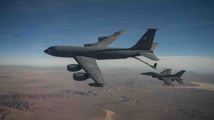 kc 135 stratotanker puni gorivo u f 16 kc 135 stratotanker puni gorivo u f 16