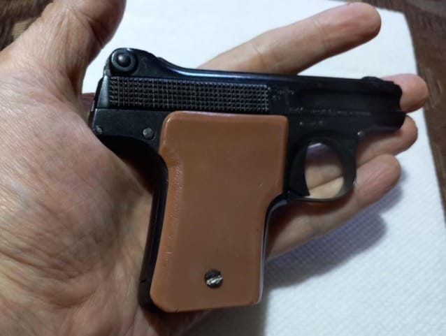pistolj za skriveno nosecnje u odnosu na saku. vlasnistvo autora teksta