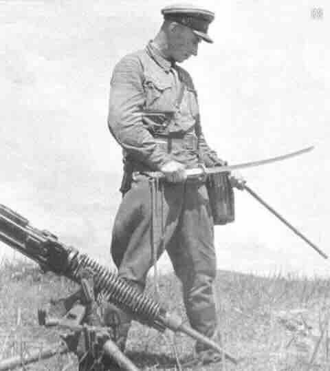 sovjetski oficir sa zaplenjenim japanskim maČem