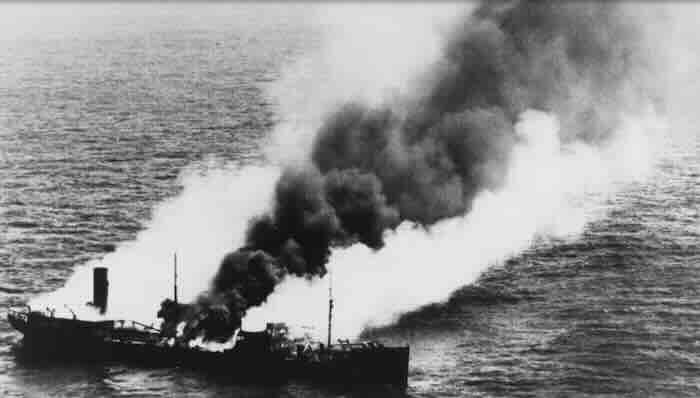 americkii tanker posle torpednog napada