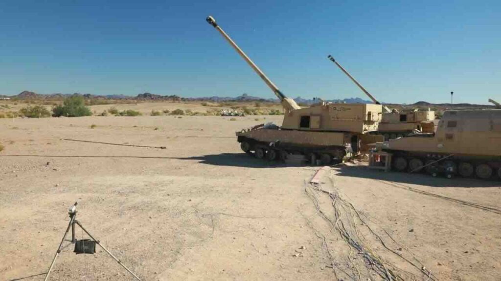 dva primerka americke samohodne haubice velikog dometa m1299 kalibra 155 mm58 po programu erca tokom eksperimentalnih vezbi u okviru programa americke vojske project convergence 21 oktobar 2021. 