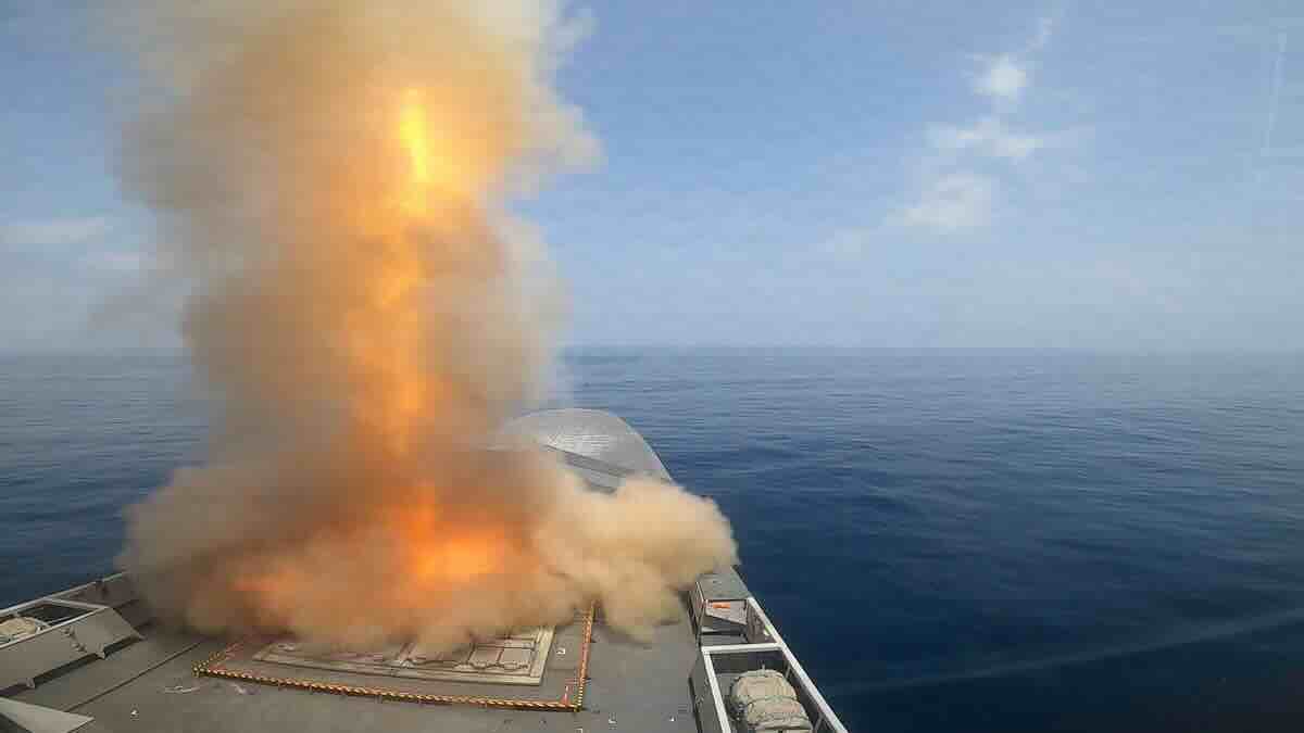 francuska tvrdi da je jedan od njenih ratnih brodova presreo tri balisticke rakete huta iznad crvenog mora