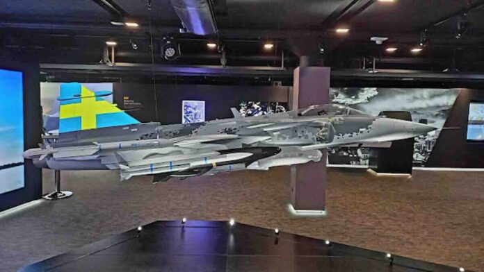 model lovca gripen e u sedištu saaba u stokholmu, koji će biti u službi švedskog vazduhoplovstva do 2040 ih, zemlja sada gleda šta bi moglo doći posle.