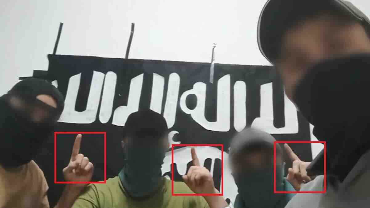 na fotografiji koju je objavio amak teroristi su prstom na levoj ruci izvrsili sahadu islamsku zakletvu i veru. ovo je u islamu strogo zabranjeno