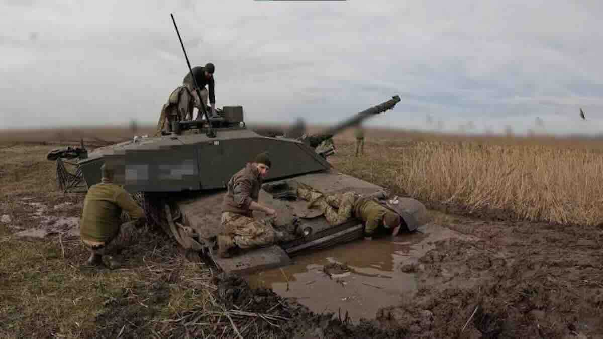 ukrajinska vojska pokazala britanskim novinarima zaglavljene tenkove celendzer
