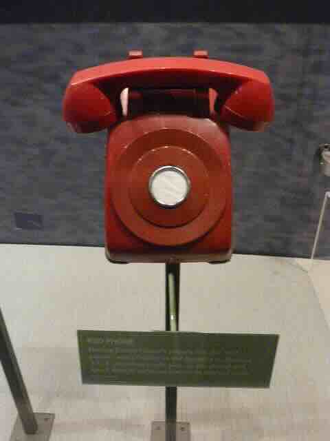 crveni telefon koji je koristio dzimi karter