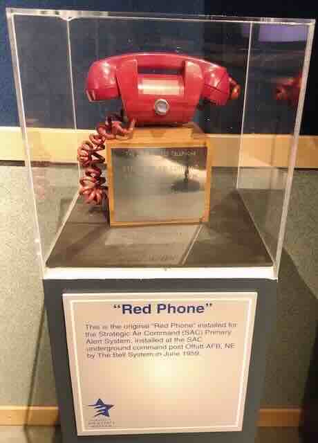 crveni telefon koji se nalazio u jednom od podzemnih komandnih centara sad