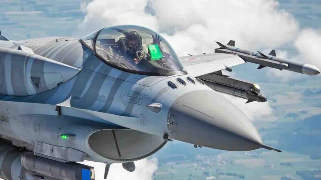 pilot poljskog ratnog vazduhoplovstva pozira u svom f 16