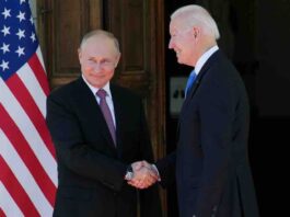 ruski predsednik vladimir putin rukuje se sa američkim predsednikom džoom bajdenom na početku njihovog samita u Ženevi, u Švajcarskoj, u sredu, 16. juna. 2021 foto aleksandar zemljaničenko:ap