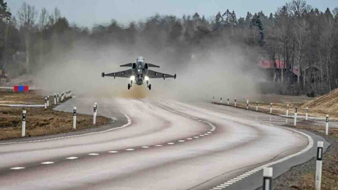 gripen uzlece sa autoputa