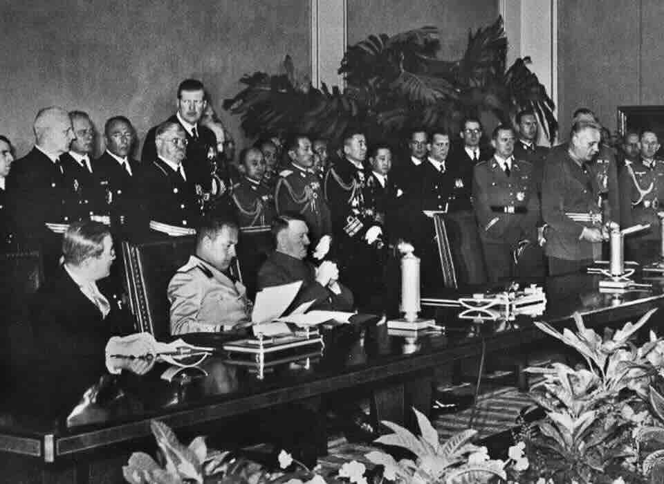japanski ambasador saburo kurusu grof galeaco ciano adolf hitler i nemacki ministar spoljnih poslova joakim fon ribentrop na ceremoniji potpisivanja trojnog pakta berlin 27. septembar 1940. godine