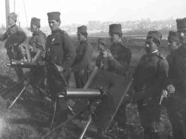 srpski maksim 7 mm m.09, vojnik mitraljeskog odeljenja desno drži nagan