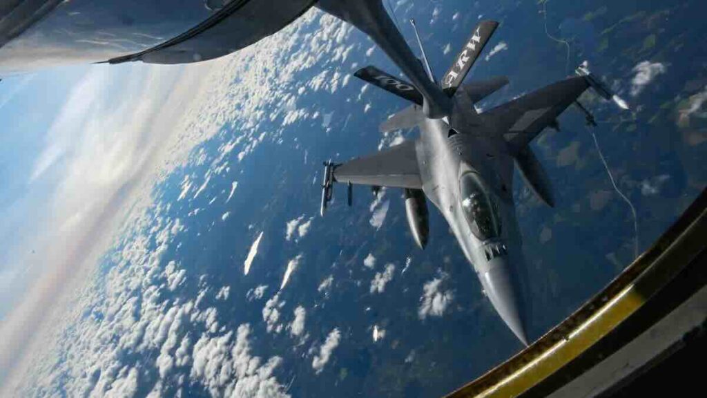 usaf f 16 na dopuni goriva u letu sa kc 135 stratotanker tokom astral knight 2023