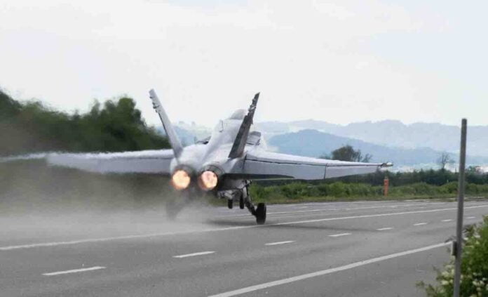 f:a 18 hornet uzlece sa autoputa