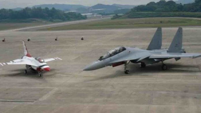 su 30 pored f 16 na pisti