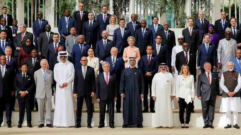 svetski lideri poziraju za grupnu fotografiju tokom konferencije ujedinjenih nacija o klimatskim promenama cop28