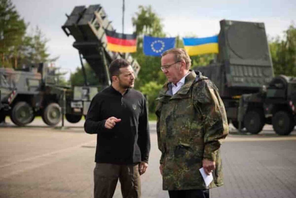 zelenski i pristorijus dok iza njih vidimo patriot