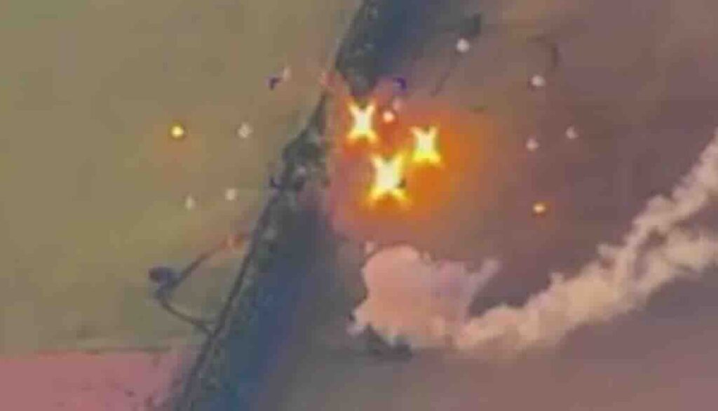 kadar po kadar lanseri pvo sistema patriot pokusavaju da presretnu iskander m raketu pre nego sto se kisa kasetnog punjenja srucila na njih kadar po kadar lanseri pvo sistema patriot pokušavaju da presretnu iskander m raketu pre nego što se kiša kasetnog punjenja sručila na njih