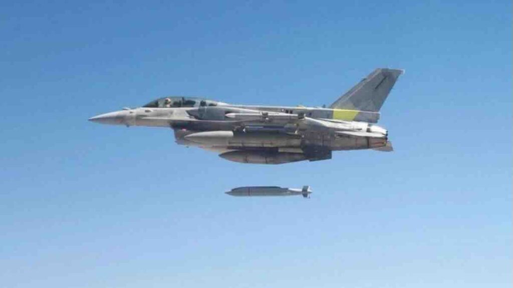 indijski f 16 baca raytheon agm 154c na testu 2014 godine