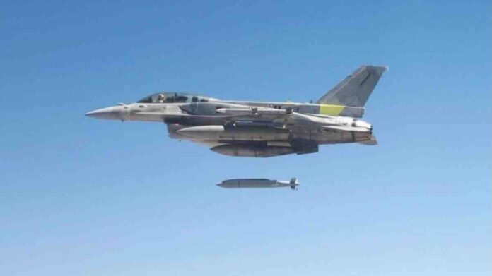 indijski f 16 baca raytheon agm 154c na testu 2014 godine