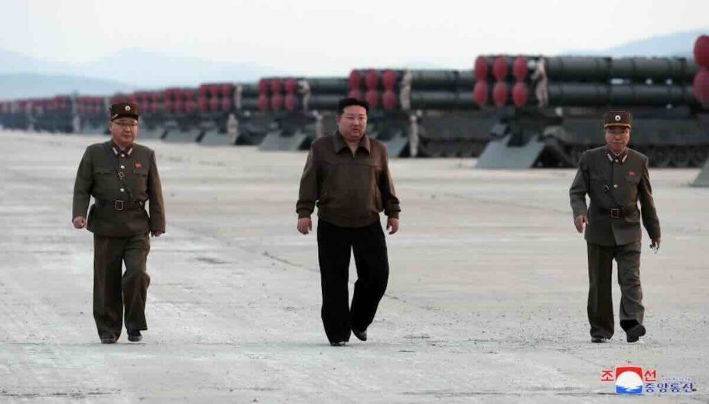 kim jong un dok u pozadini vidimo mlrs kn 25