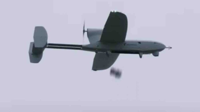 prvi put u istoriji ruska bespilotna 'matica' letelica lansira dronove kamikaze, uništavajući ukrajinsku jedinicu