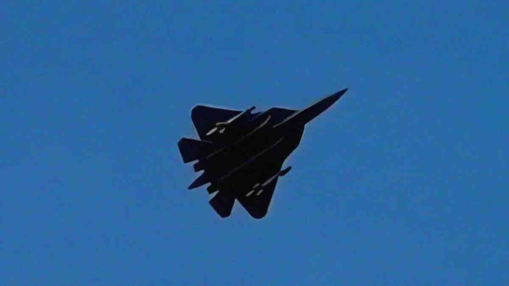 snimak lovca su 57 naoružanog sa dve rakete h 59m2 „ovod m2” na spoljnim nosačima zbunio stručnjake