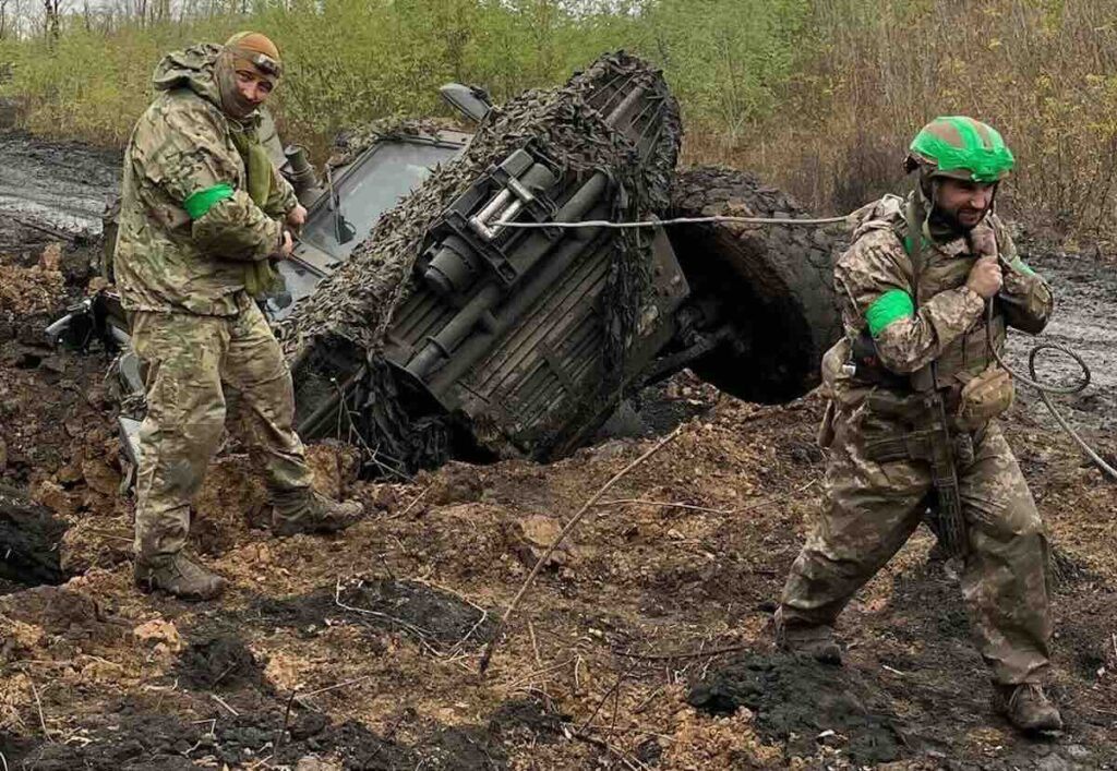 ukrajinski vojnici pokusavaju da izvade otokar kobru 2 iz blata