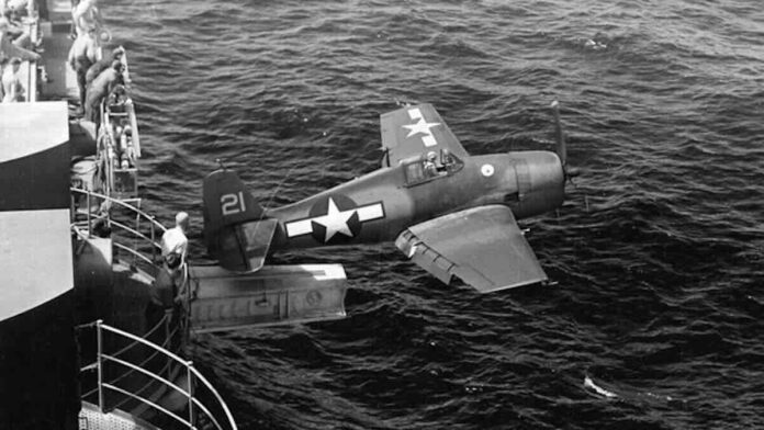 grumman f6f hellcat upravo napušta hornet