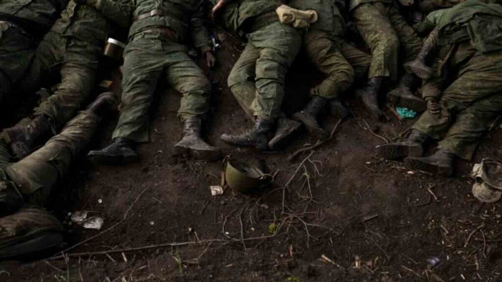 18+ video rusi masovno bacaju iscrpljene ukrajince u jarke grobove u Časov jaru; zauzeli skoro ceo grad