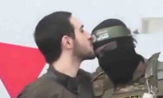 neverovatne scene sa bliskog istoka izraelski talac ljubi pripadnike hamasa prilikom oslobađanja neverovatne scene sa bliskog istoka izraelski talac ljubi pripadnike hamasa prilikom oslobađanja