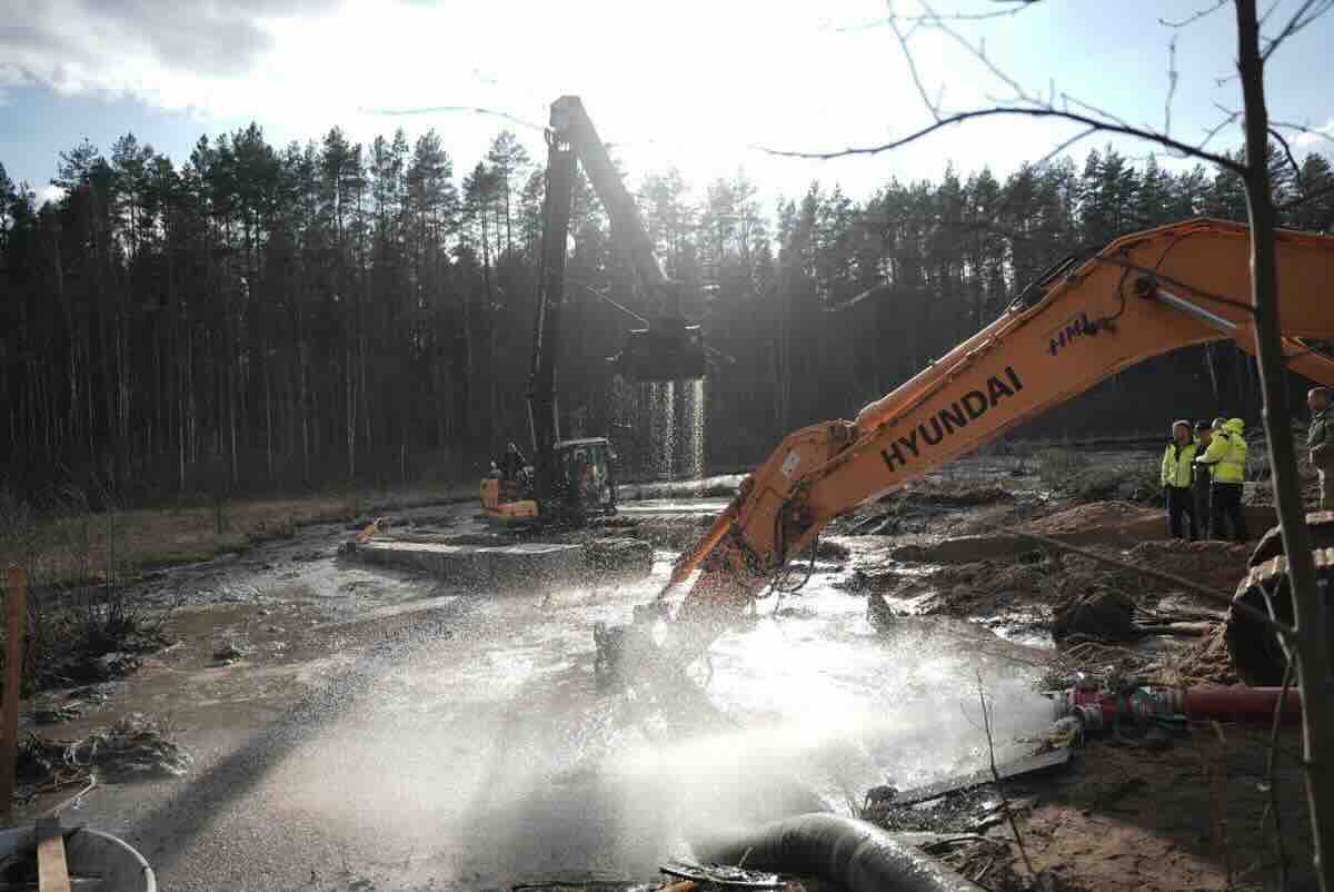 američki vojnici pokušali sa m88 herculesom da pređu močvaru na granici sa belorusijom – vozilo potonulo, četvorica nestalih