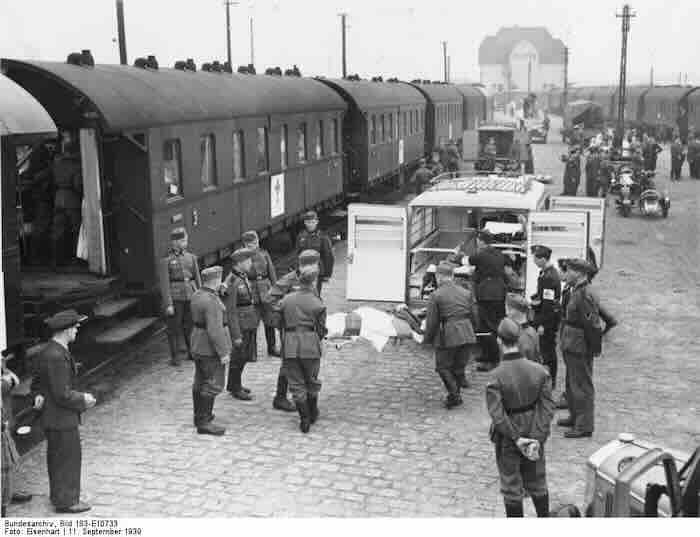 berlin 1939 iskrcavanje ranjenika i smeštaj u sanitetska vozila