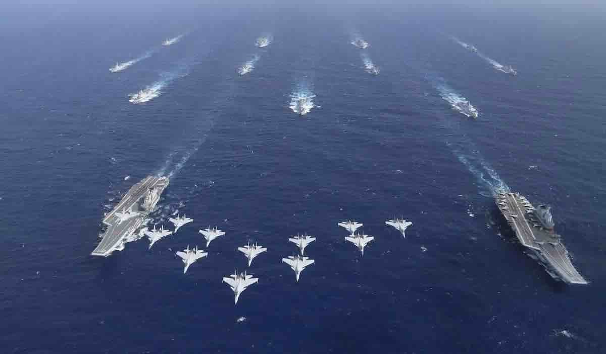 formacija j 15 koja nadleće kineske nosače Šandong (levo) i liaoning, praćena njihovom pratnjom, negde u južnom kineskom moru formacija j 15 koja nadleće kineske nosače Šandong (levo) i liaoning, praćena njihovom pratnjom, negde u južnom kineskom moru
