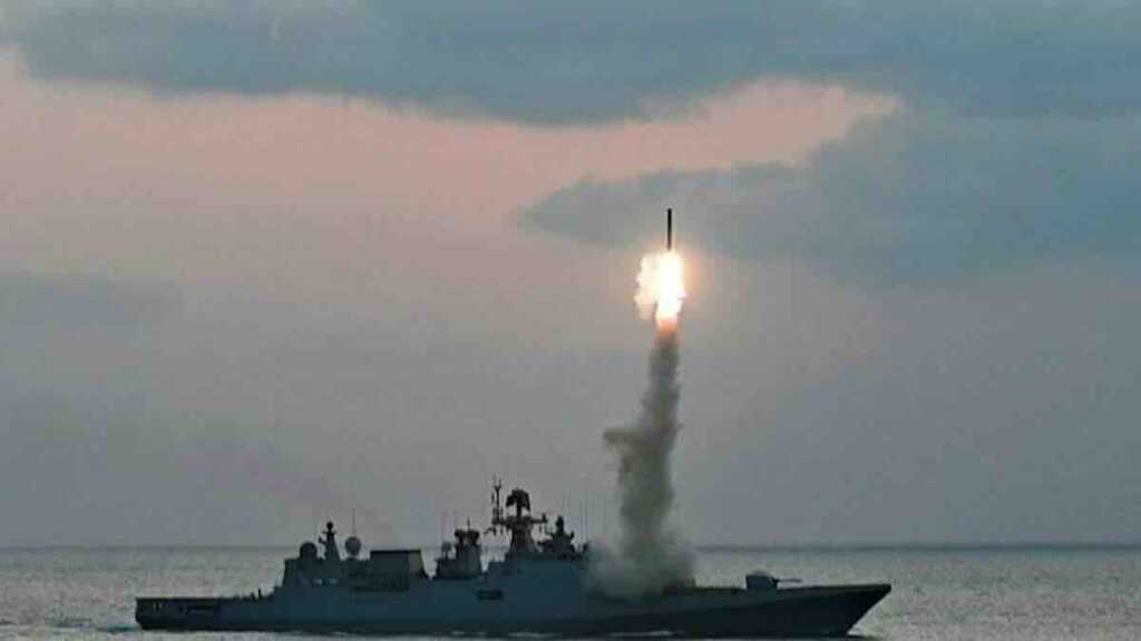indijska mornarica ispalila supersonične rakete brahmos usred rastućih tenzija sa pakistanom 