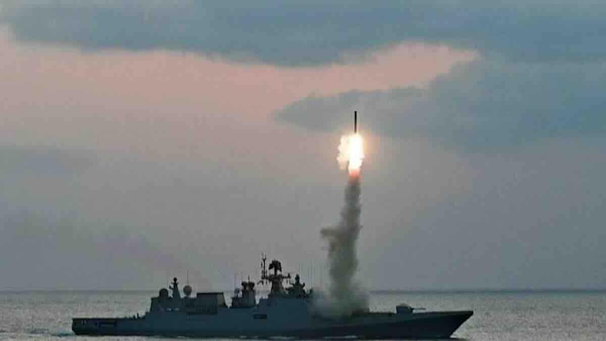 indijska mornarica ispalila supersonične rakete brahmos usred rastućih tenzija sa pakistanom [video]