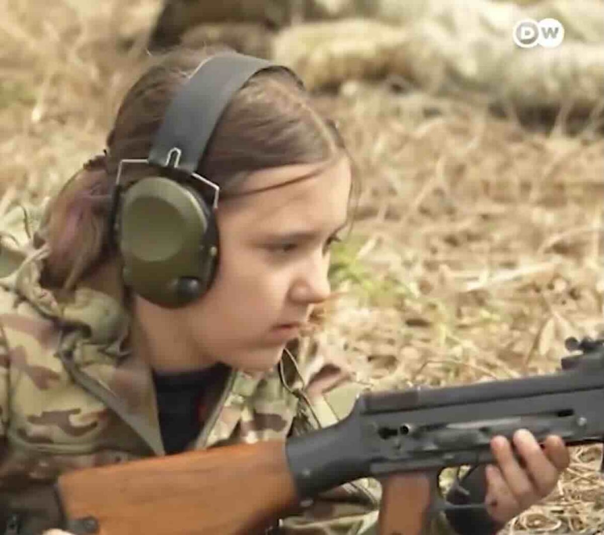 na prvoj liniji propagande dojče vele prikazao ukrajinsku decu sa automatskim oružjem na vojnoj obuci