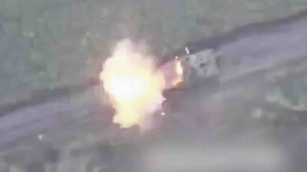 ruski lancet kamikaza dronovi uništili preko 120 ukrajinskih tenkova t 64 – objavljena kompilacija razaranja! ruski lancet kamikaza dronovi uništili preko 120 ukrajinskih tenkova t 64 – objavljena kompilacija razaranja!