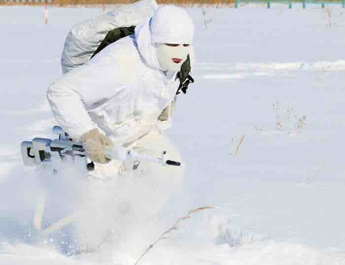 snajper u zimskoj kamuflazi snajper u zimskoj kamuflaži