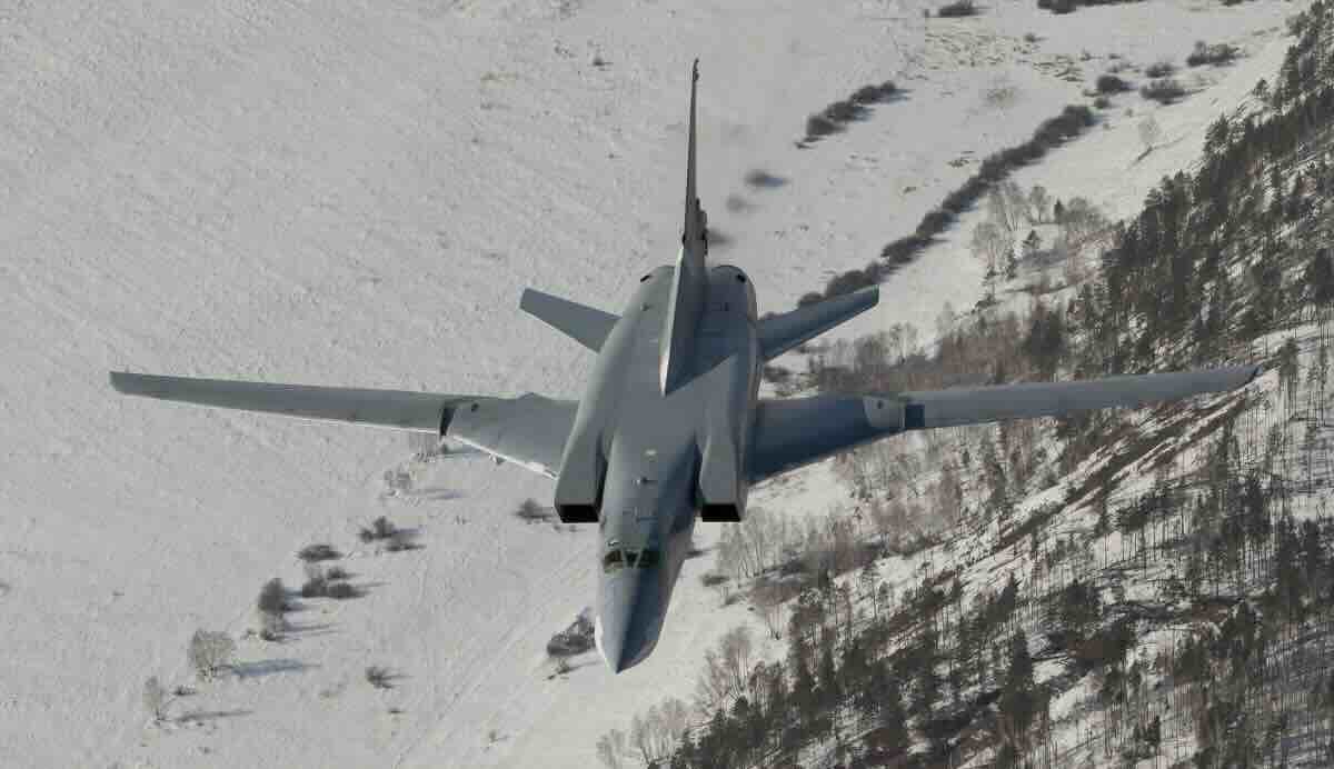 strateški bombarder tu 22m3 u letu – ilustracija aviona sličnog onom koji se srušio u irkutskoj oblasti 2025. godine