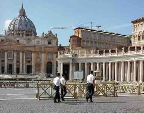 vatikanski policajci patroliraju na trgu svetog petra
