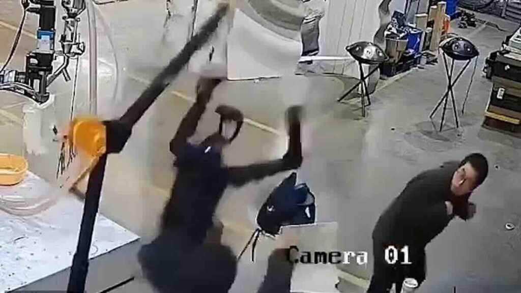 %22počelo je!%22 – humanoidni robot napao operatere u fabrici! Šokantni snimak podstakao strahove od terminator scenarija!